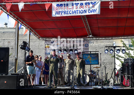 Der 4th Fighter Wing Commander hält am 2. Juni 2016 während des Center Street Jam in Goldsboro, North Carolina, eine Eröffnungsrede. Mehr als 500 Basispersonal und Gemeindemitglieder nahmen an der Veranstaltung teil, die Live-Musik, Kinderaktivitäten und Lebensmittelverkäufer beinhaltete. Die Veranstaltung ehrt den Militärdienst, fördert das Engagement der Gemeinde, unterstützt die Moral und fördert die öffentliche Wertschätzung für das Personal und die Operationen der Air Force. Stockfoto