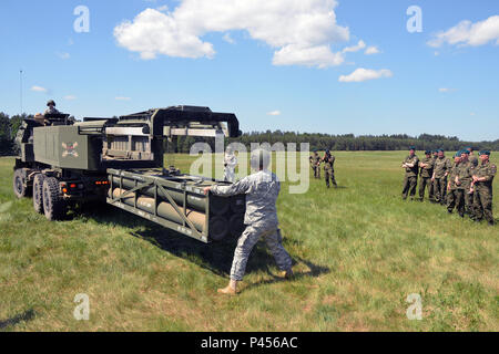 Soldaten des 5.BATAILLON, 113 Field Artillery Regiment (High Mobility Artillery Rocket System), die Operationen des M142 HIMARS auf polnische Soldaten demonstrieren an jaworze Training Area, Polen, während der Übung Anakonda 16. Juni 5, 2016. Ein 16 ist eine polnische Nationale Bewegung, die versucht, zu trainieren, Übung, und der polnischen nationalen Kommando- und Streitkrдftestrukturen in einen Alliierten, Gelenk, multinationalen Umfeld integrieren. (U.S. Army National Guard Foto von Sgt. 1. Klasse Robert Jordan, North Carolina National Guard Public Affairs/Freigegeben) Stockfoto