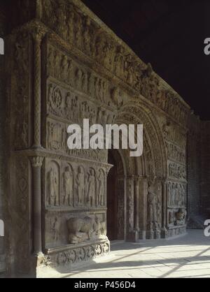 ROMANICA PORTADA DEL MONASTERIO DE SANTA MARIA DE RIPOLL - SIGLO XII. Lage: MONASTERIO DE SANTA MARIA, RIPOLL, Alicante, Spanien. Stockfoto