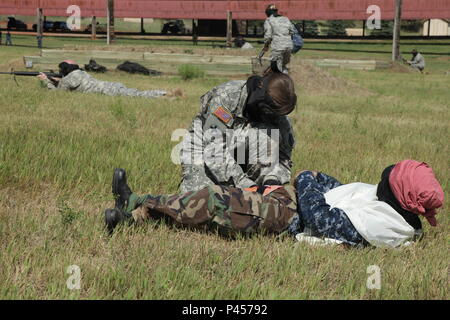 Ein Staff Sergeant der US-Armee vom 108. Multifunktions-Medical-Bataillon der Illinois Army National Guard behandelt während eines Trainings für lebensrettende Maßnahmen im West Camp Rapid während des Golden Coyote in Rapid City, South Dakota, am 14. Juni 2016 einen Unfall. Die dreiphasige, szenariogesteuerte Übung konzentriert sich auf wichtige Aufgaben der Mission, Kriegeraufgaben, Kampfübungen, Verletzten, Triage, und Koordination zwischen Armeereserve, Nationalgarde und multinationalem Personal. Stockfoto