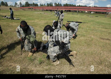 Us-Armee Soldaten aus der 108 multifunktionale Medizinische Bataillon, Oklahoma Army National Guard, bewegen einen Unfall auf einen Wurf während eines Trainings Lane auf sofortige lebensrettende Maßnahmen am West Camp Rapid während der Goldenen Coyote Übung, Rapid City, S.D., 14. Juni 2016. Golden Coyote Übung ist eine dreiphasige, Szenario-driven Übung in den Black Hills von South Dakota und Wyoming, mit dem Kommandanten auf der Mission wesentliche Anforderungen der Aufgabe, Krieger Aufgaben und Übungen zu konzentrieren. (U.S. Armee Foto von Sgt. 1. Klasse Horace Murray/Freigegeben) Stockfoto