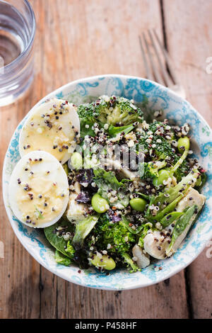 Protein Huhn & ei Salat mit Brokkoli, Quinoa, Edamame Bohnen und Avocado Dressing Stockfoto