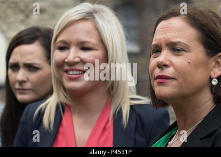 Sinn Feins Michelle O'Neil, Mary Lou McDonald außerhalb der Palast von Westminster in London, wo sie fällig sind mit Premierminister Theresa May für Gespräche. Stockfoto