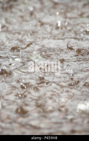 Regen auf den Bürgersteig und Überschwemmungen verursacht. 6. Aug. 2011 Stockfoto