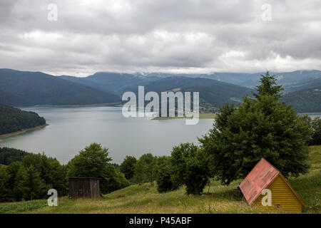 Bewölkt auf die Landschaft vom See Bicaz in Rumänien, Osteuropa Stockfoto