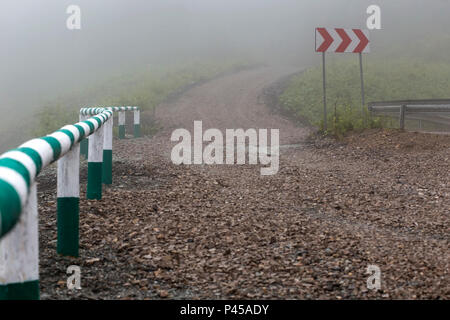 Nahaufnahme von einer Balustrade an nebligen Landschaft - Rumänien Stockfoto