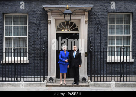 Premierminister Theresa May begrüßt Ministerpräsident von Thailand Prayut Chan-o-cha 10 Downing Street, London, vor einem bilateralen Treffen. Stockfoto