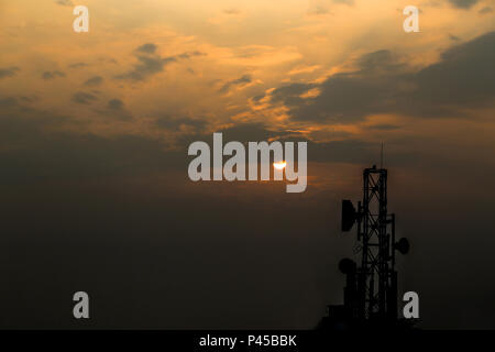 Die Hälfte der Sonne Abend Himmel hinter den Wolken Stockfoto