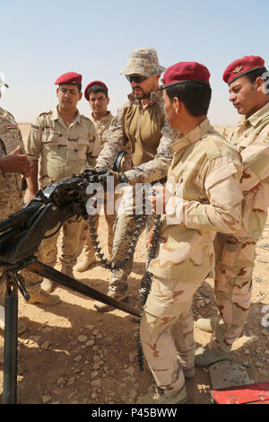 Eine lettische Soldaten beauftragt irakische Soldaten zum 2 Anbar Bataillon zugeordnet, auf die Technik für das DShK Heavy Machine Gun vor einem live - Feuer Bereich Ausbildung bei Al Asad Air Base, Irak, 2. Juni 2016. Die irakischen Soldaten wurden auf grundlegende Rifle marksmanship Techniken für verschiedene Waffensysteme ausgebildet. Das Gebäude der Kapazitäten Aufgabe zielt darauf ab, die Fähigkeit der lokalen Kräfte, die den Islamischen Staat im Irak und der Levante zu erhöhen. (U.S. Armee Foto von Sgt. Kalie Jones/Freigegeben) Stockfoto