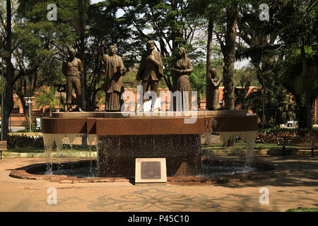 Homenagem aos Escultura de fundadores da Cidade de Salto, na Praça da igreja da Matriz Nossa Senhora de Monte Serrat, Interior de SÃ £ o Paulo. Escultor Murilo Sá de Toledo, Cidade de Salto. SALTO/SP, Brasilien 20/09/2013. (Foto: Celio Coscia/Fotoarena) Stockfoto