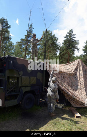 Soldaten in den 5 Bataillon zugeordnet, 113 Field Artillery Regiment (High Mobility Artillery Rocket System), North Carolina National Guard, ihre Ausbildung in Drawsko Pomorskie, Polen auseinandernehmen, die nach Abschluss der Übung Anakonda 16. Juni 16., 2016. Ein 16 ist eines der führenden multinationalen Ausbildung Veranstaltungen U.S. Army Europe. Es ist eine polnische Nationale Bewegung, die versucht, zu trainieren, Übung, und der polnischen nationalen Kommando- und Streitkrдftestrukturen in einen Alliierten, Gelenk, multinationalen Umfeld integrieren. (U.S. Army National Guard Foto von Sgt. 1. Klasse Robert Jordan, North Caro Stockfoto