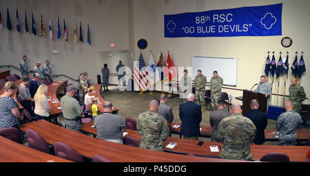 Maj Daniel S. Fass übernahm das Kommando über die 88 regionalen Support Command Headquarters and Headquarters Company aus ausgehenden Kommandant Maj. Kelly R. Mau, die während eines Befehls Zeremonie am Hauptsitz Auditorium, Juni 17. Mau war die Meritorious Service Medal durch Generalmajor Patrick J. Reinert ausgezeichnet, General, 88th RSC. Stockfoto