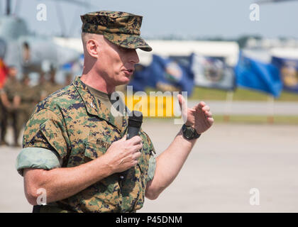 Us Marine Corps Colonel Russell Burton, kommandierender Offizier, Marine Corps Air Station (WAB) New River, gibt seine Erläuterungen während der WAB New River Ändern des Befehls, N.C., 23. Juni 2016. Die Änderung des Befehls formal übertragen werden Behörden und Zuständigkeiten für die WAB New River von Colonel Timothy M. Lachs zu oberst Burton. (U.S. Marine Corps Foto von Lance Cpl. Careaf L. Henson, MCIEAST bekämpfen Kamera/Freigegeben) Stockfoto