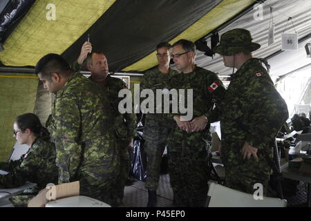 Kanadische Armee Oberst John Conrad, der Kommandant der Brigade 41 kanadische Gruppe, die kanadische Armee, koordiniert mit der US-Army Task Force 41, South Dakota Army National Guard, Befehl Personal im Vorwärtsbetrieb der Basis zur Unterstützung der Goldenen Coyote Übung am Vorwärts Operating Base Custer, S.D., 15. Juni 2016. Die goldenen Coyote Übung ist eine dreiphasige, Szenario-driven Übung in den Black Hills von South Dakota und Wyoming, mit dem Kommandanten auf der Mission wesentliche Anforderungen der Aufgabe, Krieger Aufgaben und Übungen zu konzentrieren. (U.S. Armee Foto von SPC. Mitchell Murphy/Nicht Rele Stockfoto