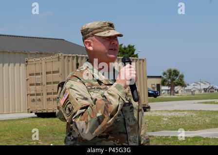 FORT FISHER, N.C. - North Carolina Army National Guard Colonel Timothy Aiken, spricht zu den Soldaten der 130 Manöver Verbesserung der Feuerwehr, als er das Kommando über die Brigade im Rahmen einer Zeremonie in Fort Fisher Training Center, 12. Juni 2016 übernimmt. Aiken, der Sonnenuntergang, S.C., sagte, dass er sich in diese Brigade wuchs und es fühlt sich wie in einer Familie; wie er war nach Hause zu kommen. Während die militärische Karriere des Aiken er mehrere Einsätze mit der Feuerwehr Militär Polizei, Offizier, der Kommandant der 211 Militärpolizei Unternehmen, Stellvertretender Kommandant der Feuerwehr und Administrative Officer bei der Er zu gehören gehalten hat Stockfoto