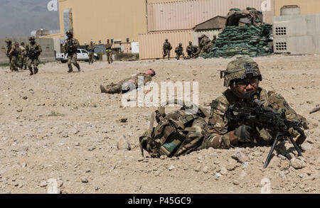 Die US-Armee Soldat bewacht den Perimeter während einer Messe und Unfallversicherung und Extraktion Übung mit Fliegern aus dem 83. Expeditionary Rescue Squadron, 16. Juni 2016 am Flughafen Bagram, Afghanistan. Patrol Teams bieten 360-Sicherheit, um feindliche Truppen zu bekämpfen und sicherzustellen, dass Rettungs- und Extraktion Teams teilnehmen können, um die Verwundeten und sie an einem sicheren Ort. (U.S. Air Force Foto von Tech. Sgt. Tyrona Lawson) Stockfoto