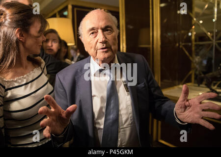 Frühere FIFA-Präsident Joseph Blatter Evp" im St. Regis Hotel in Moskau ankommt. Stockfoto