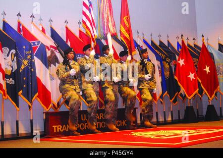 Die Color Guard führt Marching Bewegungen bei einem Verzicht auf Befehl Zeremonie am 27. Juni im Wylie Halle für Brig. Gen. Michel Russell Sr, Leiter der Transport und Kommandant, Transport Schule. (Foto von T.Anthony Bell, U.S. Army Garrison Public Affairs) Stockfoto