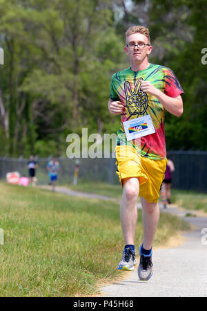 Flieger 1. Klasse Steven Hanners aus der 20. Staffel Intelligenz, beteiligt sich an der Rainbow 5K Run/Walk 23.Juni Offutt Air Force Base, Nebraska Hanners fertigen 1. in den Lauf mit einer Zeit von 17 Minuten, 16 Sekunden. Die Veranstaltung fand im Rahmen der LGBT Pride Month Vielfalt unter DOD Mitglieder feiern. Stockfoto