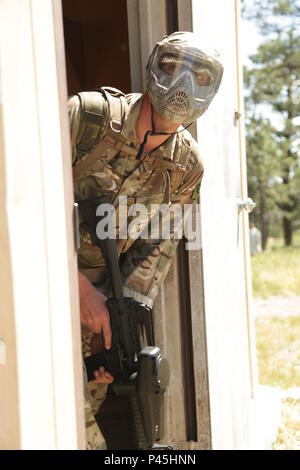 Ein Soldat aus der 154 schottischen Regiments, Vereinigtes Königreich, löscht die Hintertür eines Gebäudes an der Städtischen patrol Schulung Lane als Teil des Goldenen Coyote übung, West Camp Schnelle, S.D., 16. Juni 2016. Die goldenen Coyote Übung ist eine dreiphasige, Szenario-driven Übung in den Black Hills von South Dakota und Wyoming, mit dem Kommandanten auf der Mission wesentliche Anforderungen der Aufgabe, Krieger Aufgaben und Übungen zu konzentrieren. (U.S. Armee Foto von Sgt. 1. Klasse Horace Murray/Freigegeben) Stockfoto