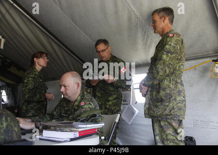 Kanadische Armee Oberst John Conrad und LtCol. Eppo van Weelderen, Kommandant und stellvertretender Kommandant der 41 kanadischen Brigade Group, Kanadische Armee bzw. Koordinaten Operationen mit US-Armee Task Force 41, South Dakota Army National Guard, Befehl Personal zur Unterstützung der Goldenen Coyote Übung am Vorwärts Operating Base Custer, S.D., 15. Juni 2016. Die goldenen Coyote Übung ist eine dreiphasige, Szenario-driven Übung in den Black Hills von South Dakota und Wyoming, mit dem Kommandanten auf der Mission wesentliche Anforderungen der Aufgabe, Krieger Aufgaben und Übungen zu konzentrieren. (U.S. Armee Stockfoto