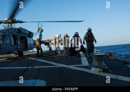 160626-N-CL027-073 Mittelmeer (26. Juni 2016) Marines begeben Sie sich an Bord der geführte Flugkörper-Zerstörer USS Mason (DDG-87) für die Ausbildung. Mason, eingesetzt als Teil der Eisenhower Carrier Strike Group führt Marinebetriebe in den USA 6. Flotte Bereich der Maßnahmen zur Erhöhung der Sicherheit der Vereinigten Staaten in Europa interessiert. (Foto: U.S. Navy Mass Communications Specialist 3. Klasse Janweb B. Lagazo/freigegeben) Stockfoto