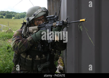 Ein Niederländischer Soldat von Charlie Company, 11 Infanterie Bataillon, 11 Airmobile Brigade bietet Sicherheit bei der Durchführung einer Stadt angriff Szenario während der Schnelle Reaktion 16 Training am Hohenfels Training Area, ein Teil des Joint Multinational Readiness Center, in Hohenfels, Deutschland, Jan. 17, 2016. Übung schnelle Reaktion ist eines der führenden militärischen Krisenreaktion Schulungen für multi-nationale zerstreuten Kräfte in der Welt. Die Übung ist so konzipiert, dass die Bereitschaft der Bekämpfung der Kern der U.S. Global Response Force - derzeit der 82nd Airborne Division 1. Brigade zu verbessern Stockfoto