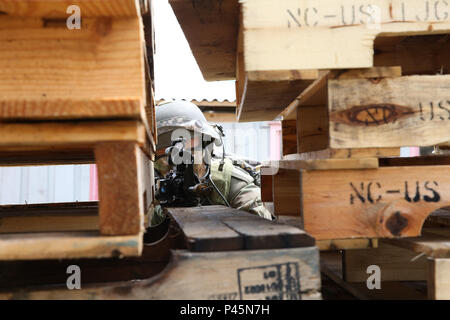 Ein Niederländischer Soldat von Charlie Company, 11 Infanterie Bataillon, 11 Airmobile Brigade Scans sein Sektor von Feuer, während die Durchführung einer Stadt angriff Szenario während der Schnelle Reaktion 16 Training am Hohenfels Training Area, ein Teil des Joint Multinational Readiness Center, in Hohenfels, Deutschland, Jan. 17, 2016. Übung schnelle Reaktion ist eines der führenden militärischen Krisenreaktion Schulungen für multi-nationale zerstreuten Kräfte in der Welt. Die Übung ist so konzipiert, dass die Bereitschaft der Bekämpfung der Kern der U.S. Global Response Force - derzeit der 82nd Airborne Division 1 B zu verbessern Stockfoto