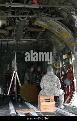 Senior Airman Jon Stadtrat (links) und Master Sgt. Mike Davis Interview einen Flieger mit 109 Airlift Wing der New York Air National Guard in Kangerlussuaq, Grönland, am 27. Juni 2016. Stadtrat und Davis sind mit Air National Guard (ANG) Kreative in Vermont; Mission der Niederlassung ist die Konzeption, Planung, Ausführung, Herstellung und Qualitätskontrolle von hoher Qualität gewährleistet, kommerzieller Medien Sicherheiten für alle ANG Recruiting und Retention Pläne und Programme. Vier LC-130s und ca. 80 Flieger von der 109 Airlift Wing von Scotia, New York, vor kurzem die dritte Drehung des Grönländischen 2016 Stockfoto