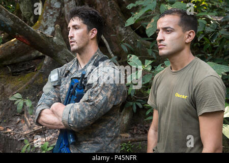 Us Army 1st Lieutenant Blake Moore, 2. Brigade Combat Team zugewiesen, 82nd Infantry Division, und Französischer Meister Cpl. Rashid watch Soldaten Kreuz ein Hindernis bei der Französischen Jungle Warfare School im Gabo, 17. Juni 2016. Soldaten nehmen an der Französischen Jungle Warfare Schule als Teil der US-Armee Afrika übung Zentrale Accord 2016, eine jährliche, kombiniert, gemeinsame militärische Übung, die zusammen bringt Partner Nationen zu Praxis und Kenntnisse in der Durchführung von friedenserhaltenden Maßnahmen zeigen. (U.S. Armee Foto von Sgt. 1. Klasse Brien Vorhees/Freigegeben) Stockfoto