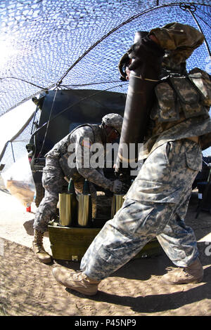 Soldaten der Alpha Batterie, 1st Battalion, 487Th Field Artillery, Oklahoma Army National Guard verwenden, um ihre Kenntnisse und Fähigkeiten, die der Vorbereitung einer live 105 mm runde beim Leiten der Brand Mission Operations während des Exportierbaren Combat Training Capacity Programm Juni 13 im Camp Roberts, Kalifornien. XCTC konzentriert sich auf Komplett Instrumental- und realistische gemeinsame Aus- und Fortbildung Platoon & Unternehmen Ausbildung Kenntnisse in Abstimmung mit der ersten Armee zu zertifizieren. Kommandanten und Führungskräfte beurteilen ihre Soldaten Stärken und Schwächen während ein Video Review Sitzung nach der Ausbildung, die in ihrem Heimatland ihre Deutschkenntnisse Aids als Stockfoto