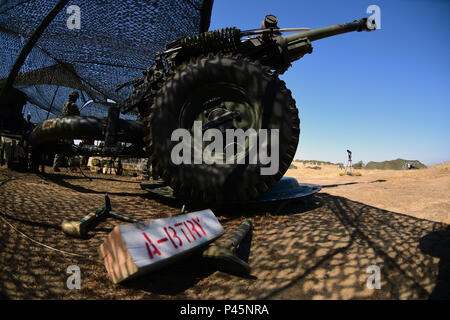 Soldaten der Alpha Batterie, 1st Battalion, 487Th Field Artillery, Oklahoma Army National Guard die 105 mm Haubitze brand Mission Operations während des Exportierbaren Combat Training Capacity Programm Juni 13 im Camp Roberts, Kalifornien zu nutzen. XCTC konzentriert sich auf Komplett Instrumental- und realistische gemeinsame Aus- und Fortbildung Platoon & Unternehmen Ausbildung Kenntnisse in Abstimmung mit der ersten Armee zu zertifizieren. Kommandanten und Führungskräfte beurteilen ihre Soldaten Stärken und Schwächen während ein Video Review Sitzung nach der Ausbildung, die in ihrem Heimatland ihre Deutschkenntnisse Aids als Einzelperson, Team, platoon, Einheit und Feuerwehr Stockfoto