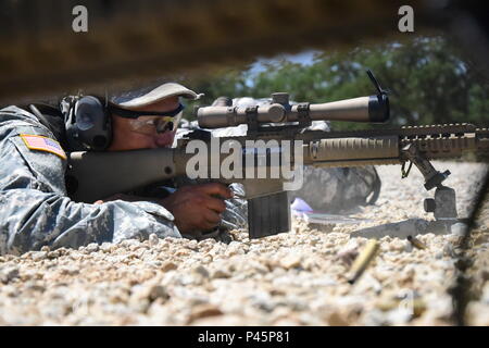 SSG Philip Cabedo 1 Bataillon, 294 Infanterie Regiment Guam Army National Guard die M110 semi-automatischen Sniper system Sniper Training während der Exportierbaren Kampftraining Fähigkeit Übung durchzuführen 13. Juni im Camp Roberts, Kalifornien nutzen. XCTC konzentriert sich auf Komplett Instrumental- und realistische gemeinsame Aus- und Fortbildung Platoon & Unternehmen Ausbildung Kenntnisse in Abstimmung mit der ersten Armee zu zertifizieren. Kommandanten und Führungskräfte beurteilen ihre Soldaten Stärken und Schwächen während ein Video Review Sitzung nach der Ausbildung, die in ihrem Heimatland ihre Deutschkenntnisse Aids als Einzelperson, Team, platoon, Einheit und Stockfoto