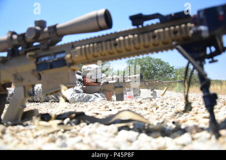 Private Joseph J. Quitugua 1 Bataillon, 294 Infanterie Regiment Guam Army National Guard die M110 semi-automatischen Sniper system Sniper Training während der Exportierbaren Kampftraining Fähigkeit Übung durchzuführen 13. Juni im Camp Roberts, Kalifornien nutzen. XCTC konzentriert sich auf Komplett Instrumental- und realistische gemeinsame Aus- und Fortbildung Platoon & Unternehmen Ausbildung Kenntnisse in Abstimmung mit der ersten Armee zu zertifizieren. Kommandanten und Führungskräfte beurteilen ihre Soldaten Stärken und Schwächen während ein Video Review Sitzung nach der Ausbildung, die in ihrem Heimatland ihre Deutschkenntnisse Aids als Einzelperson, Team, platoon, Stockfoto