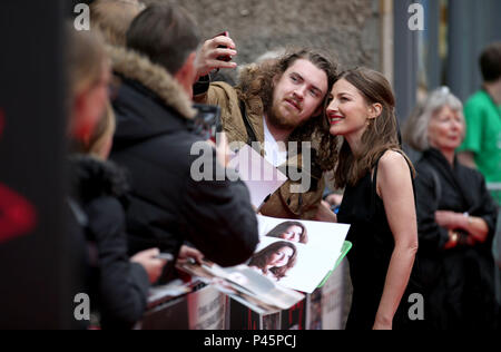 Schauspielerin Kelly Macdonald kommt auf dem roten Teppich auf dem Festival Theater, Edinburgh, für die Premiere von Puzzle in der Eröffnungsnacht des 2018 Edinburgh International Film Festival. Stockfoto