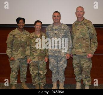 Oberst Toni A. Glover, 650Th Region Support Group kommandierenden Offizier, Oberst Chandra M. Roberts, 469Th bekämpfen Sustainment unterstützt den Befehl ausgehende Kommandeur, Oberstleutnant Michael A. Roark, eingehende 469Th CSSB Commander und Brig. General David Elwell, 311 Expeditionary Sustainment Command kommandierender General, wurden am 26. Juni vorlegen, während eine Änderung der Befehl Zeremonie auf dem Moffett Naval Air Station in Mountain View, Calif., wo der 63. Regionale Unterstützung Befehl befindet. Stockfoto