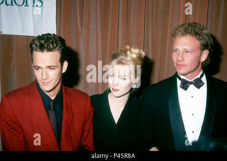 BEVERLY HILLS, Ca - 12. NOVEMBER: (L-R) Schauspieler Luke Perry, Schauspielerin Jennie Garth und Schauspieler Ian Ziering teilnehmen 7. jährlichen Nancy Reynolds Awards am 13. November 1991 im Beverly Wilshire Hotel in Beverly Hills, Kalifornien. Foto von Barry King/Alamy Stock Foto Stockfoto
