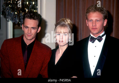 BEVERLY HILLS, Ca - 12. NOVEMBER: (L-R) Schauspieler Luke Perry, Schauspielerin Jennie Garth und Schauspieler Ian Ziering teilnehmen 7. jährlichen Nancy Reynolds Awards am 13. November 1991 im Beverly Wilshire Hotel in Beverly Hills, Kalifornien. Foto von Barry King/Alamy Stock Foto Stockfoto
