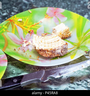 Halbe Kuchen auf dem Teller gegessen Stockfoto