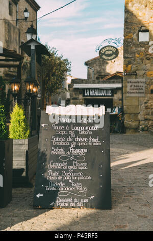 Restaurant Terrasse in Carcassonne, einem Hügel Stadt im südlichen Frankreich, ist ein UNESCO Weltkulturerbe Stockfoto