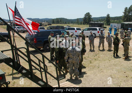 Canadian Task Force 41 Hosts Führer von Kanadischen und Amerikanischen Streitkräfte am Vorwärts Operating Base Custer während der Übung Golden Coyote, 17. Juni 2016 aus. Die goldenen Coyote Übung ist eine dreiphasige, Szenario-driven Übung in den Black Hills von South Dakota und Wyoming, mit dem Kommandanten auf der Mission wesentliche Anforderungen der Aufgabe, Krieger Aufgaben und Übungen zu konzentrieren. (U.S. Armee Foto von SPC. Mitchell Murphy/Freigegeben) Stockfoto