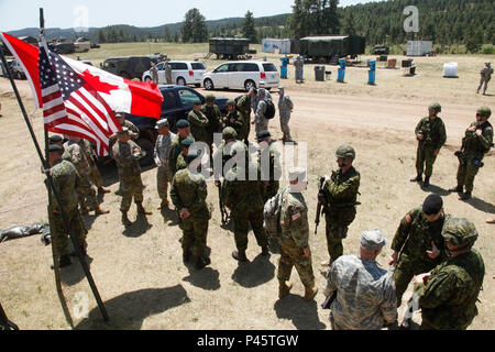 Canadian Task Force 41 Hosts Führer von Kanadischen und Amerikanischen Streitkräfte am Vorwärts Operating Base Custer während der Übung Golden Coyote, 17. Juni 2016 aus. Die goldenen Coyote Übung ist eine dreiphasige, Szenario-driven Übung in den Black Hills von South Dakota und Wyoming, mit dem Kommandanten auf der Mission wesentliche Anforderungen der Aufgabe, Krieger Aufgaben und Übungen zu konzentrieren. (U.S. Armee Foto von SPC. Mitchell Murphy/Freigegeben) Stockfoto