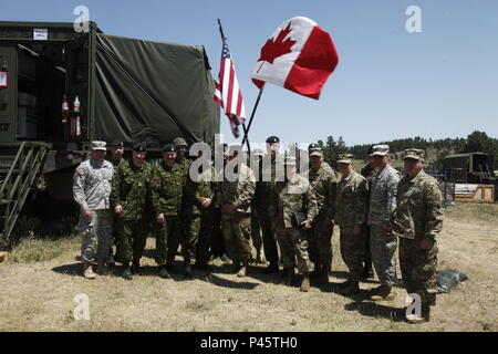 Canadian Task Force 41 Hosts Führer von Kanadischen und Amerikanischen Streitkräfte am Vorwärts Operating Base Custer während der Übung Golden Coyote, 17. Juni 2016 aus. Die goldenen Coyote Übung ist eine dreiphasige, Szenario-driven Übung in den Black Hills von South Dakota und Wyoming, mit dem Kommandanten auf der Mission wesentliche Anforderungen der Aufgabe, Krieger Aufgaben und Übungen zu konzentrieren. (U.S. Armee Foto von SPC. Mitchell Murphy/Freigegeben) Stockfoto