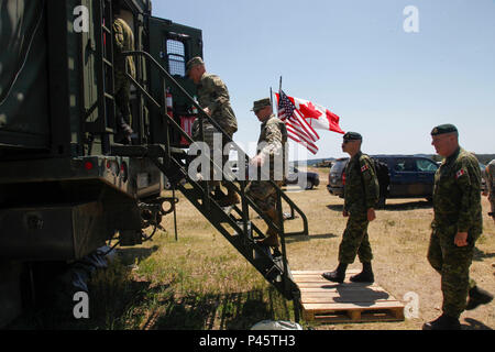 Canadian Task Force 41 Hosts Führer von Kanadischen und Amerikanischen Streitkräfte am Vorwärts Operating Base Custer während der Übung Golden Coyote, 17. Juni 2016 aus. Die goldenen Coyote Übung ist eine dreiphasige, Szenario-driven Übung in den Black Hills von South Dakota und Wyoming, mit dem Kommandanten auf der Mission wesentliche Anforderungen der Aufgabe, Krieger Aufgaben und Übungen zu konzentrieren. (U.S. Armee Foto von SPC. Mitchell Murphy/Freigegeben) Stockfoto