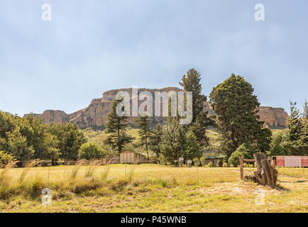 KERKENBERG, SÜDAFRIKA - 14. MÄRZ 2018: Der Campingplatz am Kerkenberg, einem historischen Ort in der Provinz in der Nähe der Oliviershoek Pass Stockfoto