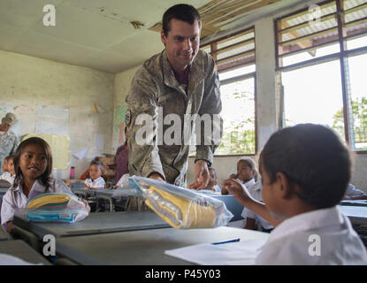 160615-N-TR 165-035 GLENO, Timor-leste (15. Juni 2016) Cpl. Anatoliy Derepa, ein Mitglied der New Zealand Defence Force, und ein Eingeborener von Wellington, Neuseeland, zugeordnet zu den USNS Mercy (T-AH 19), Hände, die grundlegende Hygiene kits zu lokalen Timoresischen Kinder an der Dona Ana Lemos Escuela Volksschule. Service Mitglieder gespendet von Projekt Hand umklammern und gebildete Kinder auf vorbeugende Maßnahmen, die für die Hand waschen, Mundhygiene, Wasser- und Mückenschutz. Pacific Partnership 2016 kennzeichnet die 6. Zeit, die Mission Timor Leste seit seinem ersten Besuch in 200 besucht hat, Stockfoto