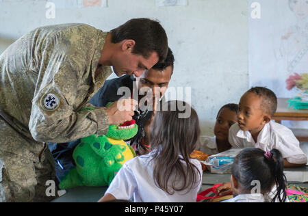 160615-N-TR 165-058 GLENO, Timor-leste (15. Juni 2016) Cpl. Anatoliy Derepa, ein Mitglied der New Zealand Defence Force, und ein Eingeborener von Wellington, Neuseeland, zugeordnet zu den USNS Mercy (T-AH 19), zeigt die richtige Zähneputzen Techniken zu lokalen Timoresischen Kinder an der Dona Ana Lemos Escuela Volksschule während eine Pazifische Partnerschaft Gesundheit outreach 2016 Veranstaltung. Service Mitglieder gespendet von Projekt Hand umklammern und gebildete Kinder auf vorbeugende Maßnahmen, die für die Hand waschen, Mundhygiene, Wasser- und Mückenschutz. Pacific Partnership 2016 markiert den Si Stockfoto