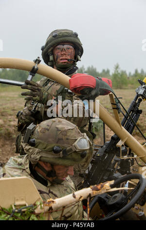 Immer auf der Suche; NATO-Verbündeten Vereinen für die kollektive Verteidigung Europas während der Übung Sabre Streik 16, Lettland. (U.S. Marine Corps Foto von Cpl. Kelly L. Straße, 2 D MARDIV COMCAM/Freigegeben) Royal Marines betreiben eine Mobilität Weapon-Mounted Installation Kit, ansonsten wie ein Schakal bekannt ist, bietet US- und NATO-Verbündeten mit Rapid assault Fähigkeiten und Fire Support Funktionen an Bord Adazi Militärbasis, Lettland, 17. Juni 2016. Sabre Streik verbessert unsere Reaktionszeit in der Region und hält unsere Partnerschaft mit 12 anderen NATO-Verbündeten. (U.S. Marine Corps Foto von Cpl. Kelly L. Straße, 2D Stockfoto