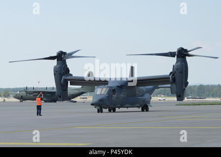 Ein CV-22 Osprey bis 7 Special Operations Squadron der Royal Air Force Mildenhall, England zugeordnet, Transite durch die Air Base Ramstein, Deutschland Juni 6, 2016. Flieger aus dem 7. SOS nahmen an der D-Tag der Erinnerung zum lastenabwurf in der Normandie, Frankreich, wo sie militärische freien Fall springt unterstützt. (U.S. Air Force Foto/Airman 1st Class Josua Magbanua) Stockfoto