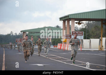 Soldaten Ansatz, der die Ziellinie eines zwei Kilometer, die als Teil des 25 Infanterie Division Blitz Akademie Air Assault Schule Juni 13, 2016, Wheeler Army Airfield, Hawaii. Soldaten gegen körperliche und geistige Herausforderungen während der Schule einschließlich ein Hindernis Kurs, ein 12 km Marsch mit vollem, schriftliche und praktische Prüfungen, Pathfinder Operationen, sling Ladevorgänge und Abseilen. (U.S. Air Force Foto: Staff Sgt. Christopher Hubenthal) Stockfoto